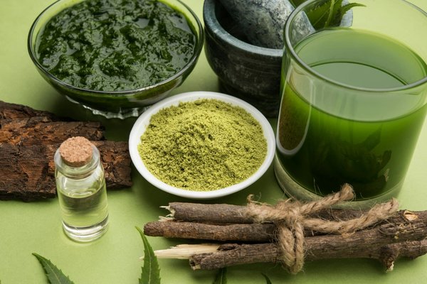 Comment intégrer l'huile de neem dans une routine anti-acné?