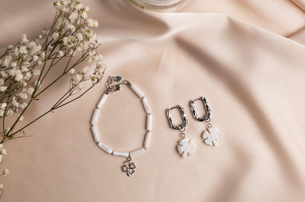 Quelles astuces pour bien porter des bagues multiples?