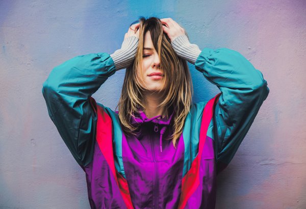 Comment porter un blouson aviateur en cuir avec élégance féminine?