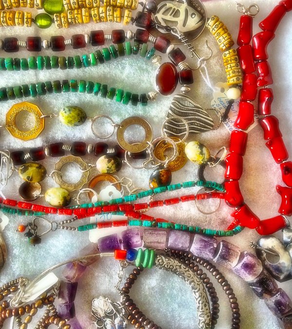 Quels bijoux choisir pour accompagner une tenue de soirée élégante?