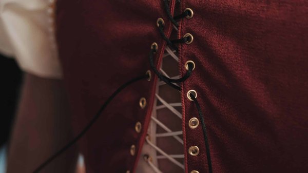 Quelles astuces pour porter une ceinture corset avec un chemisier pour un look professionnel réinventé?