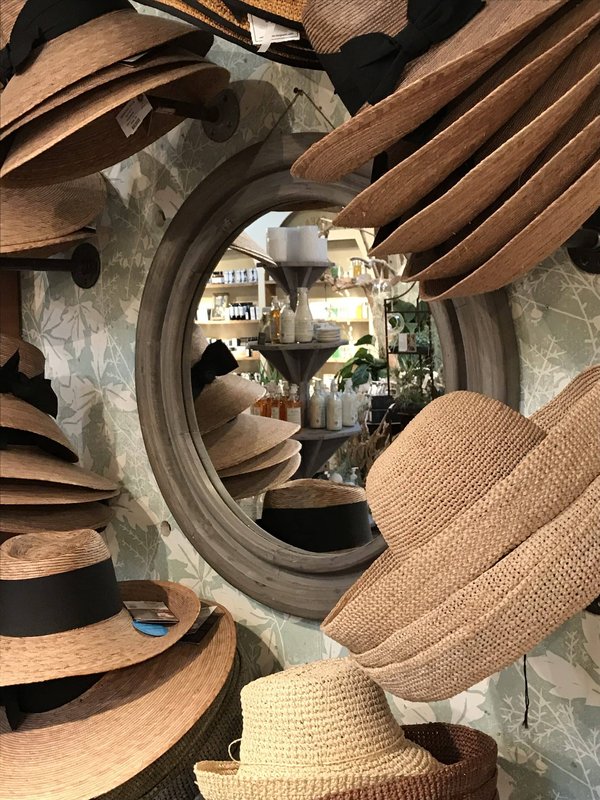 Comment sélectionner des chapeaux de soleil qui protègent sans sacrifier le style lors d'une garden-party?