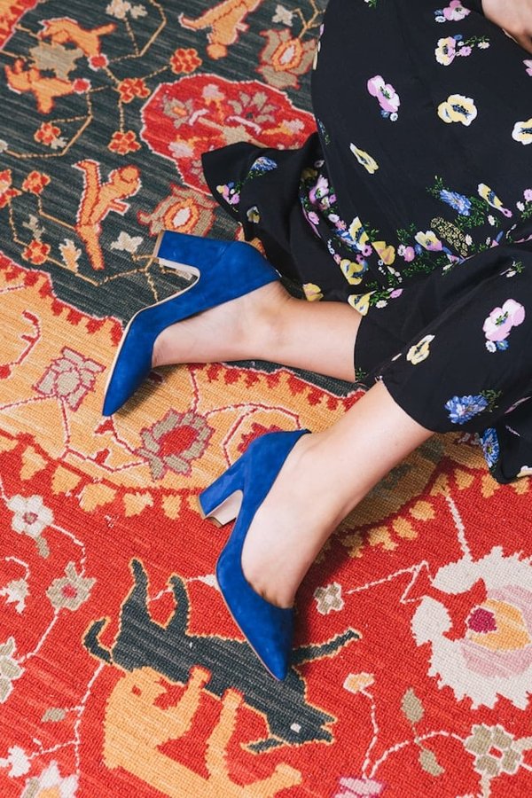 Comment allier des escarpins métallisés avec une tenue de cérémonie sans exagérer?