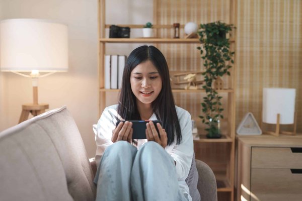 Quelles sont les meilleures façons de mettre en valeur des escarpins colorés?